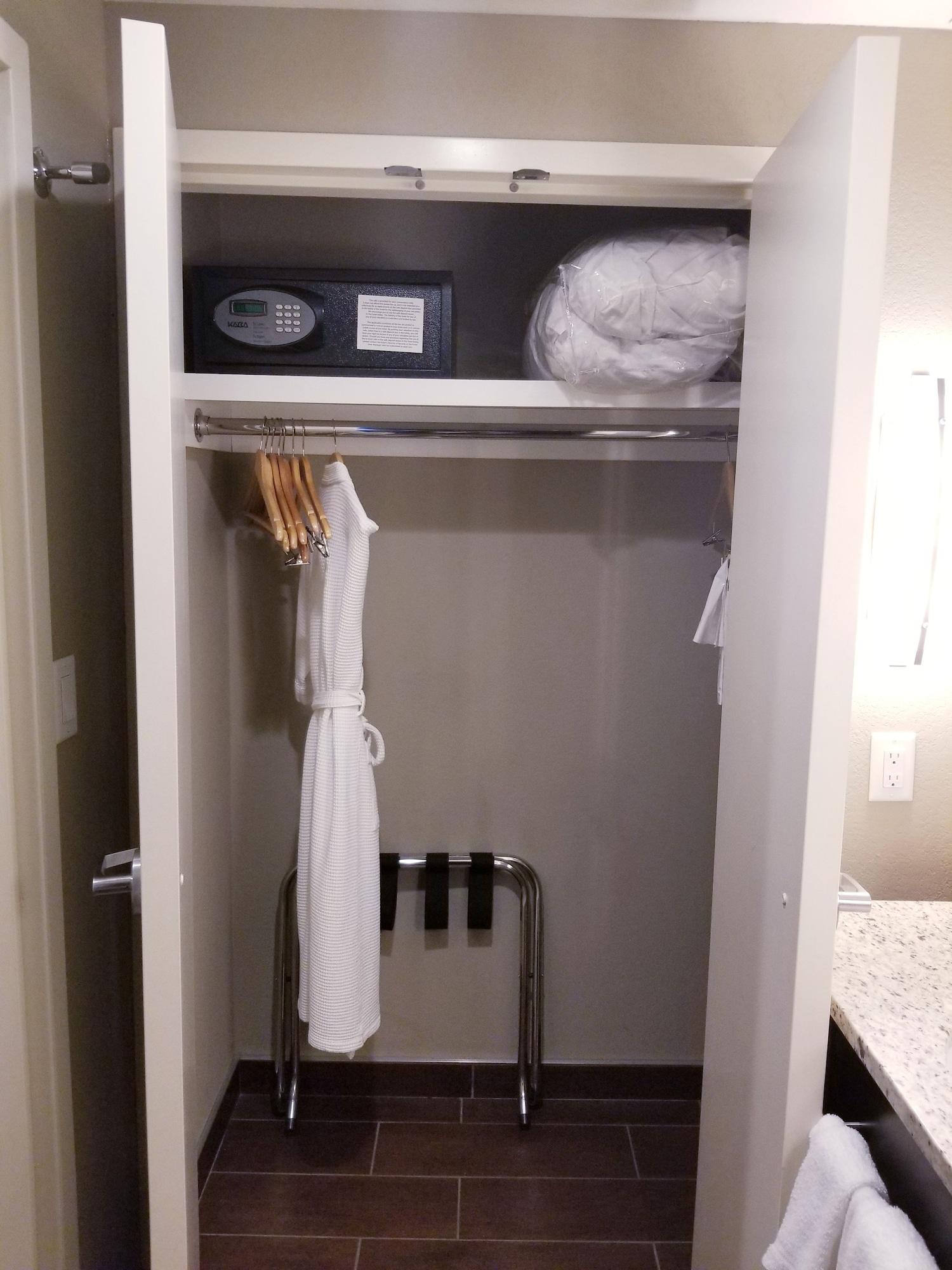 Homewood Suites Calgary Airport Bagian luar foto